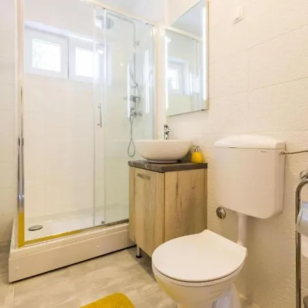 Charming Near Old Town With Convenient Access To Beaches 2 Apartman